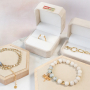 Pr&eacute;sentez vos bijoux en beaut&eacute; sur nos tous nouveaux pr&eacute;sentoirs et cr&eacute;ez d&rsquo;&eacute;l&eacute;gants cadeaux avec nos bo&icirc;tes &agrave; bijoux :