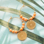 Vous pouvez confectionner ces bijoux tendance avec les breloques Fleur de naissance :