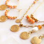 Vous pouvez confectionner ces bijoux tendance avec les breloques Fleur de naissance :