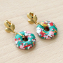 Confectionnez facilement et rapidement ces magnifiques boucles d&rsquo;oreilles et bracelets avec les pendentifs disques et les perles &agrave; facettes en pierre naturelle !    