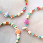D&eacute;couvrez comment confectionner des bracelets super cool avec les perles acryliques fleurs et th&egrave;me marin 