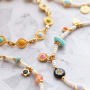 D&eacute;couvrez ici comment confectionner des bijoux tendance avec des perles, des breloques et des connecteurs arc-en-ciel en m&eacute;tal DQ 