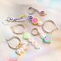 Cr&eacute;ez des bijoux &agrave; la mode avec diverses perles acryliques et les clous &agrave; t&ecirc;te plate arc-en-ciel en m&eacute;tal DQ 