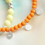 Confectionnez des bracelets multicolores avec des perles acryliques ! 