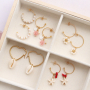 Voici comment confectionner de superbes boucles d&rsquo;oreilles tendance avec des appr&ecirc;ts de boucles d&rsquo;oreilles :