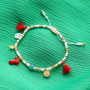 Lancez-vous avec les mini pompons pour confectionner des bracelets de poignet et de cheville color&eacute;s et fun ! 
