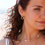 Confection de bijoux d&rsquo;&eacute;t&eacute; tendance avec des perles coquillage, des perles en verre et bien d&rsquo;autres &eacute;l&eacute;ments fun ! 