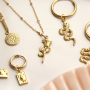 Inspiration pour la cr&eacute;ation de bijoux tendance avec des breloques en acier inox