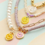 Faites des merveilles avec ces breloques tendance smiley en plexx et m&eacute;tal DQ