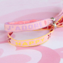 Utilisez ce joli ruban texte pour votre collection de bracelets 