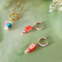 Bijoux de la Saint-Valentin avec perles en polym&egrave;re color&eacute;es
