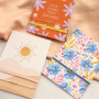 Rubans color&eacute;s et cartes &agrave; bijoux cr&eacute;&eacute;es par nos designers