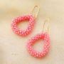 Comment incorporer les boucles d'oreilles &agrave; facettes et les bracelets dans votre collection ?