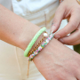 Comment incorporer les boucles d'oreilles &agrave; facettes et les bracelets dans votre collection ?
