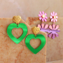 Comment cr&eacute;er des boucles d&rsquo;oreilles avec les breloques Plexx en forme de fleurs et de c&oelig;ur ?