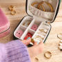 Trousses & bo&icirc;tes &agrave; bijoux de voyage compacts et pratiques