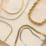 Associez colliers et bracelets en acier inoxydable