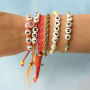 Cr&eacute;ez des bijoux personnalis&eacute;s avec des perles lettres en c&eacute;ramique