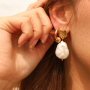 Mix and match avec des boucles d'oreilles et des  appr&ecirc;ts en acier inoxydable