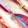 Cr&eacute;ez des bracelets, porte-cl&eacute;s et cadeaux uniques avec des rubans &agrave; texte