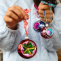 Cr&eacute;ez des bracelets, porte-cl&eacute;s et cadeaux uniques avec des rubans &agrave; texte