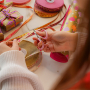 Rendez vos cadeaux et vos cr&eacute;ations tr&egrave;s festifs avec du ruban &agrave; texte !