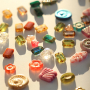 Cr&eacute;ations color&eacute;es avec des perles en verre tch&egrave;ques