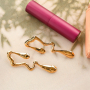 Combinez les boucles d&rsquo;oreilles tendance avec des cartes de bijoux uniques