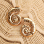 Combinez les boucles d&rsquo;oreilles tendance avec des cartes de bijoux uniques