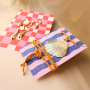 Combinez les boucles d&rsquo;oreilles tendance avec des cartes de bijoux uniques