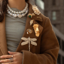 Bracelets joncs & broches : les accessoires incontournables de cette saison