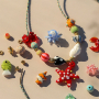 Cr&eacute;ez des colliers color&eacute;s avec des breloques en verre
