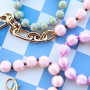 Cr&eacute;ez des bijoux color&eacute;s avec des perles acryliques DQ &agrave; rayures